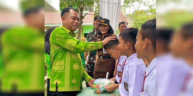 Bupati-Sergai-Darma-Wijaya-bersama-unsur-Forkopimda-menyerahkan-makanan-bergizi-kepada-siswa-2