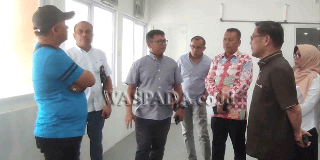 Deputi-Bidang-Sistem-dan-Tatakelola-Program-Makan-Bergizi-Gratis,-Badan-Gizi-Nasional-Tigor-Pangaribuan,-saat-meninjau-dapur-umum-di-Kecamatan-Pantai-Cermin