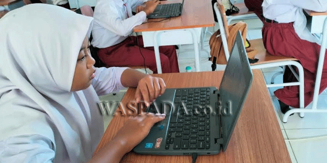 Pelajar-SD-dan-SMP-di-Sergai-tengah-menggunakan-laptop-bantuan-Disdik-2