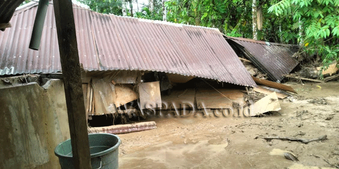 Rumah-dan-lahan-pertanian-yang-tertimbun-material-longsor-di-Pahae-Jae-sangat-perlu-ditangani-secara-serius-2