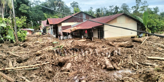 Rumah-dan-lahan-pertanian-yang-tertimbun-material-longsor-di-Pahae-Jae-sangat-perlu-ditangani-secara-serius-3