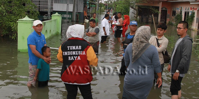 Tia-Ayu-Anggraini-saat-meninjau-lokasi-banjir-yang-ada-di-Kecamatan-Medan-Marelan-3