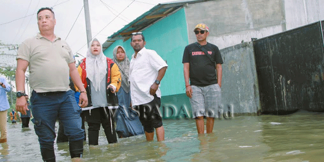 Tia-Ayu-Anggraini-saat-meninjau-lokasi-banjir-yang-ada-di-Kecamatan-Medan-Marelan-3